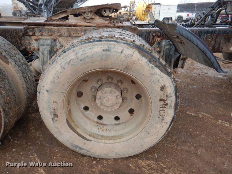 image for item II9898 1993 Freightliner FLD120  semi truck