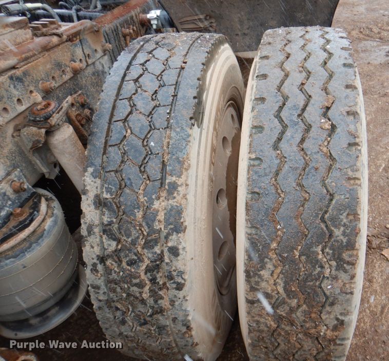 image for item II9898 1993 Freightliner FLD120  semi truck