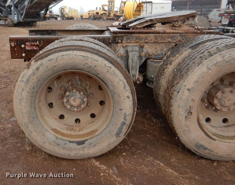 image for item II9898 1993 Freightliner FLD120  semi truck