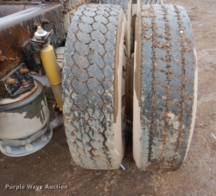 image for item II9898 1993 Freightliner FLD120  semi truck