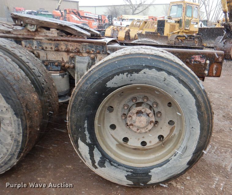 image for item II9898 1993 Freightliner FLD120  semi truck