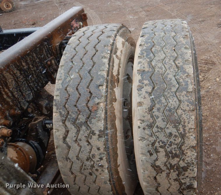 image for item II9898 1993 Freightliner FLD120  semi truck