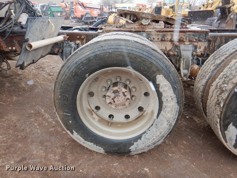 image for item II9898 1993 Freightliner FLD120  semi truck