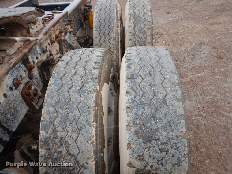 image for item II9898 1993 Freightliner FLD120  semi truck