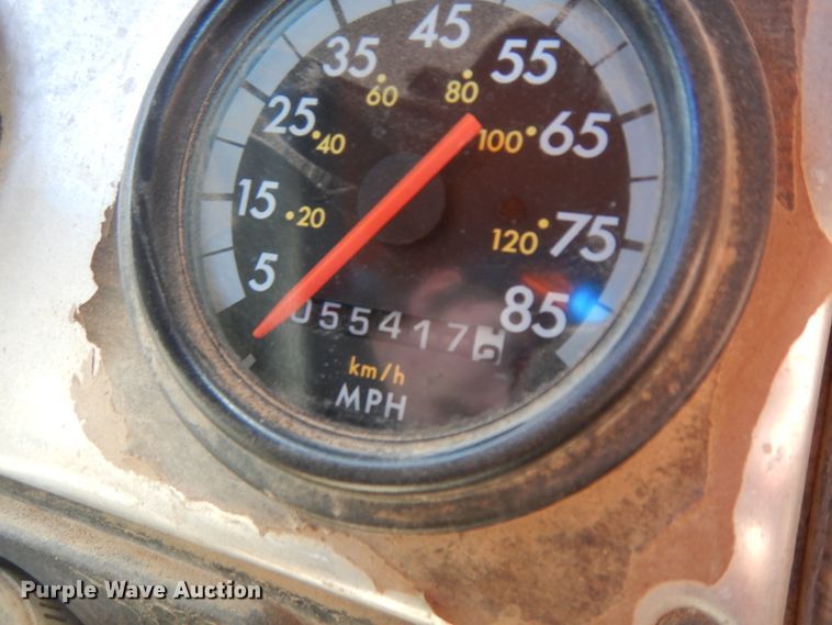 image for item II9898 1993 Freightliner FLD120  semi truck