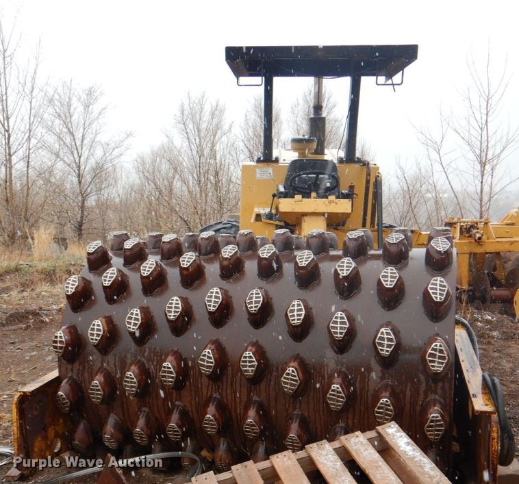 image for item II9901 1989 Caterpillar CP-563  single drum roller