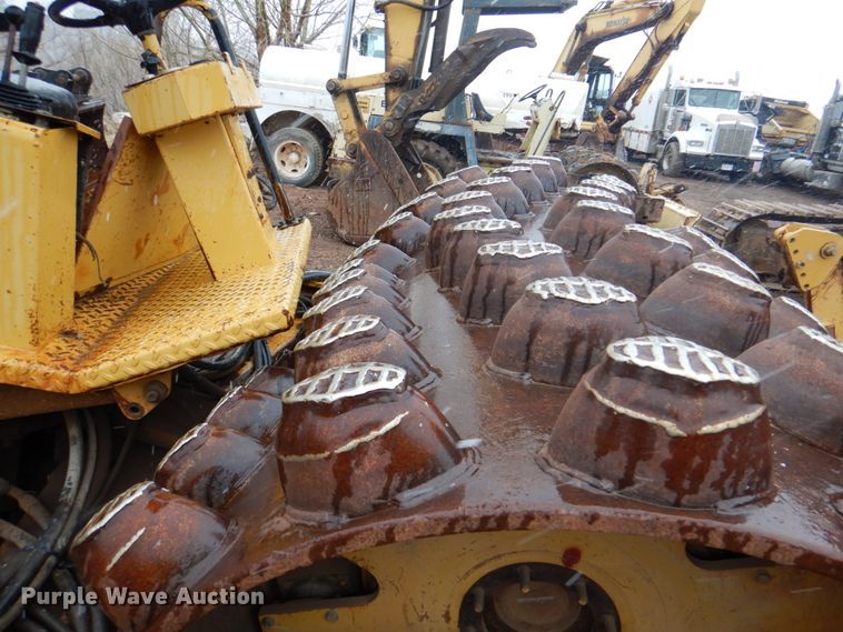 image for item II9901 1989 Caterpillar CP-563  single drum roller