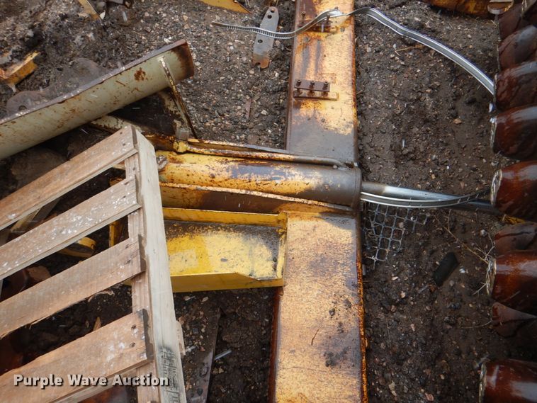 image for item II9901 1989 Caterpillar CP-563  single drum roller