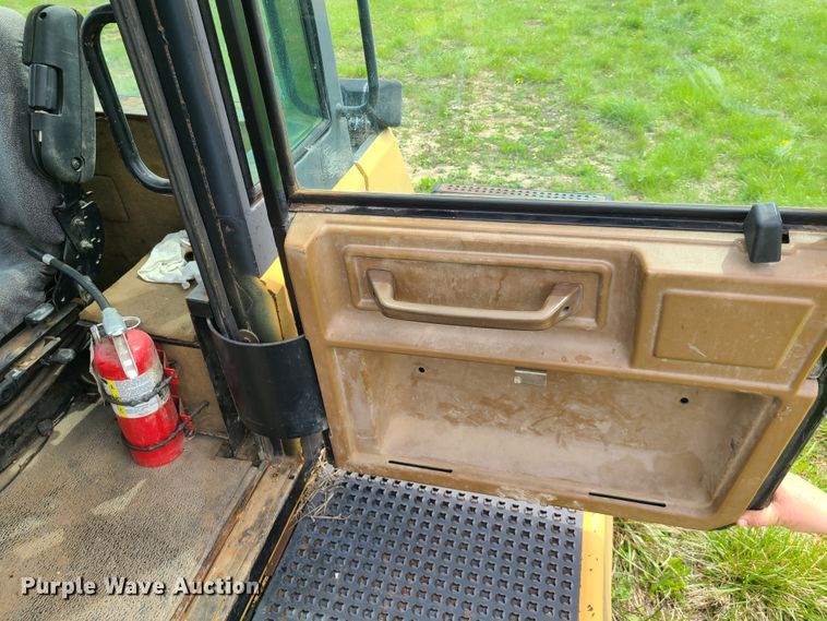 image for item IJ9006 1987 Caterpillar Challenger 65  tractor