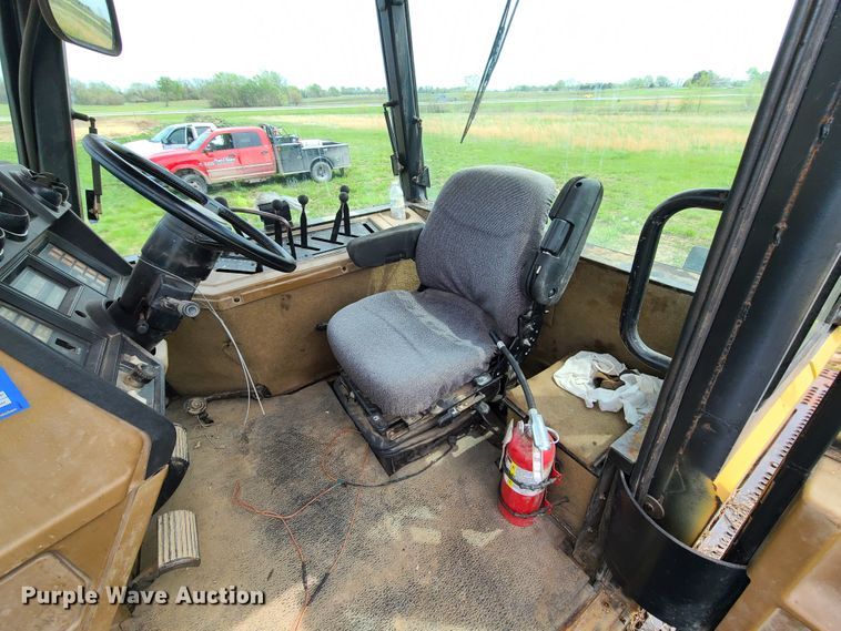 image for item IJ9006 1987 Caterpillar Challenger 65  tractor