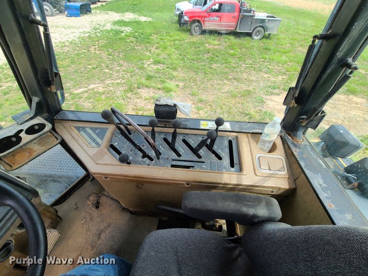 image for item IJ9006 1987 Caterpillar Challenger 65  tractor