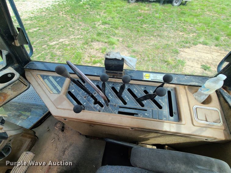 image for item IJ9006 1987 Caterpillar Challenger 65  tractor