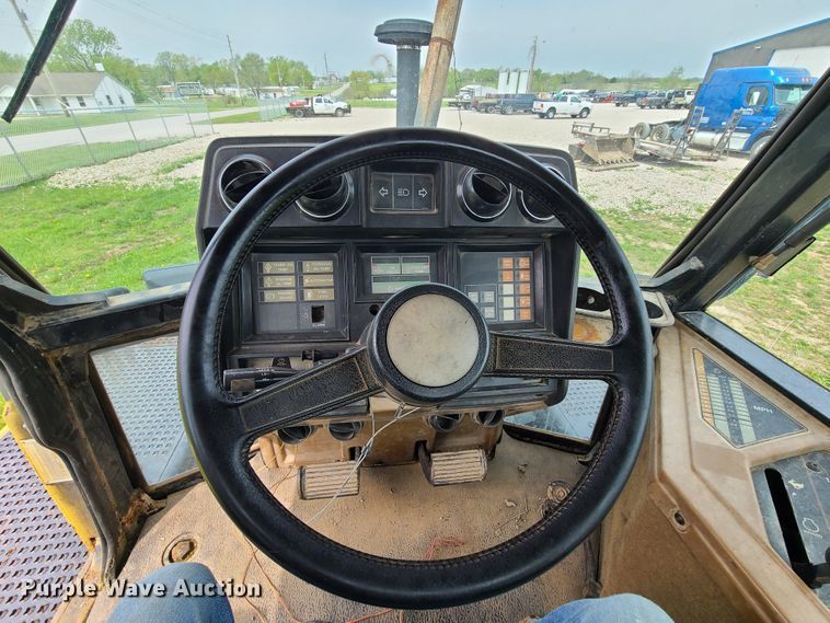 image for item IJ9006 1987 Caterpillar Challenger 65  tractor