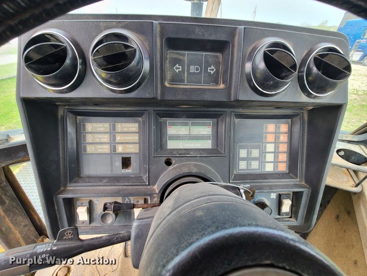 image for item IJ9006 1987 Caterpillar Challenger 65  tractor