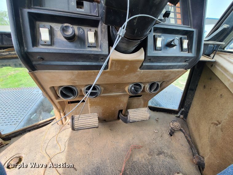 image for item IJ9006 1987 Caterpillar Challenger 65  tractor