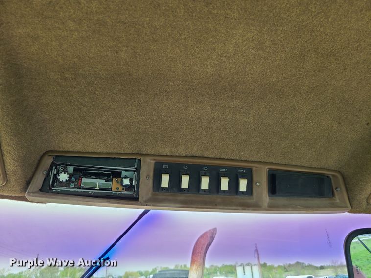 image for item IJ9006 1987 Caterpillar Challenger 65  tractor