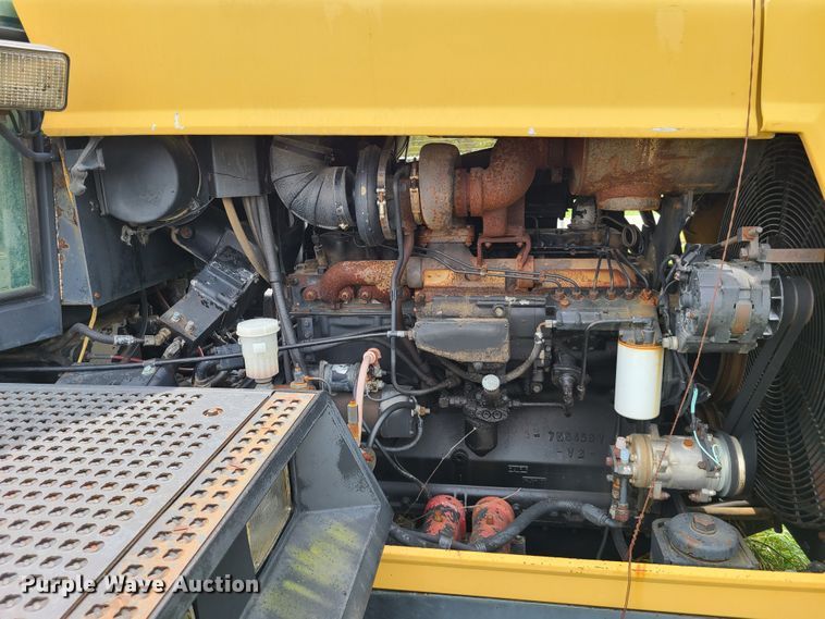 image for item IJ9006 1987 Caterpillar Challenger 65  tractor