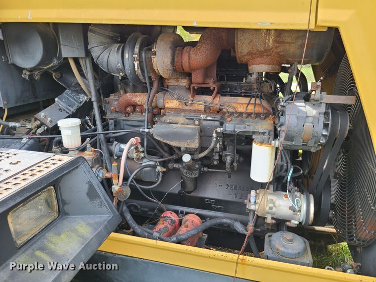 image for item IJ9006 1987 Caterpillar Challenger 65  tractor