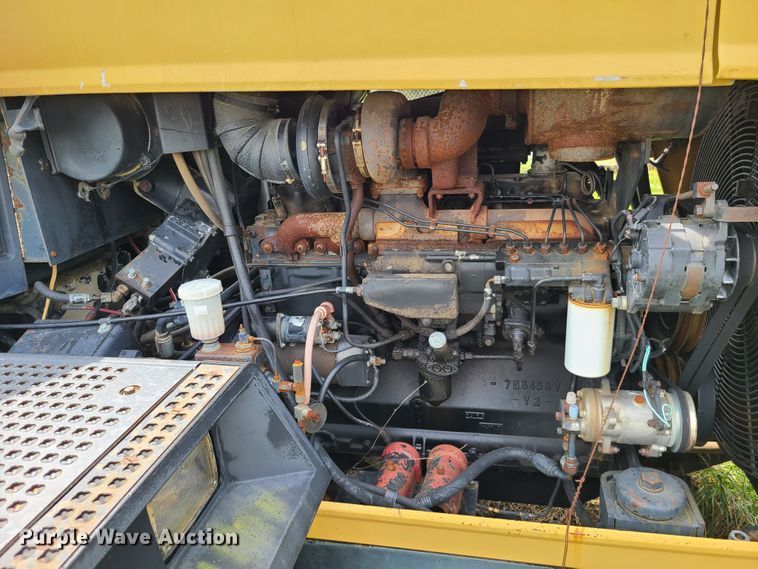 image for item IJ9006 1987 Caterpillar Challenger 65  tractor