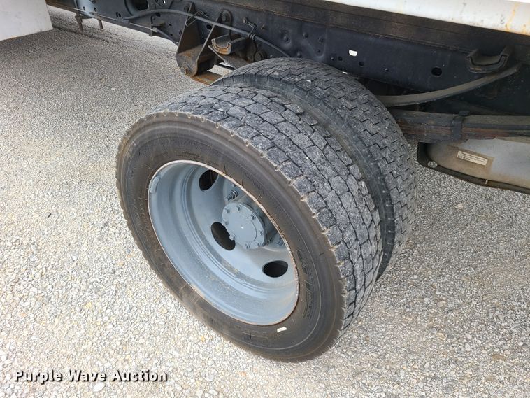 image for item IJ9011 2012 Ford F450 Super Duty  flatbed truck