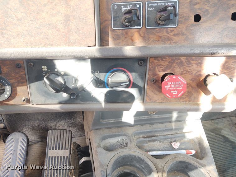 image for item IK9249 2003 Kenworth W900  winch truck