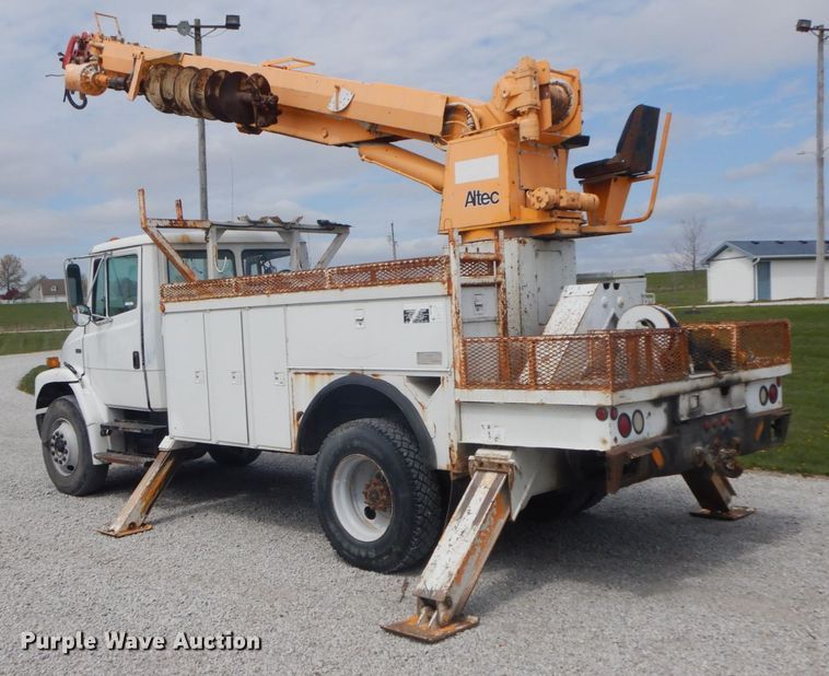 image for item IL9252 1998 Freightliner FL80  digger derrick truck