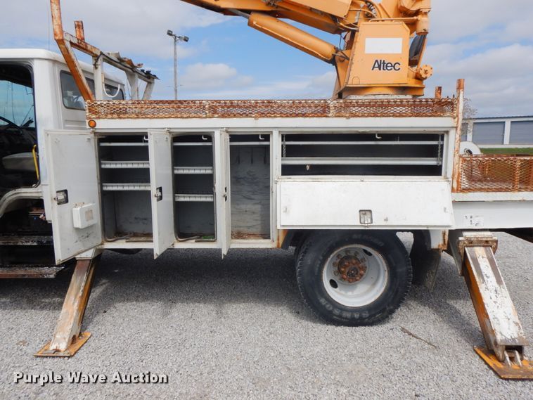 image for item IL9252 1998 Freightliner FL80  digger derrick truck