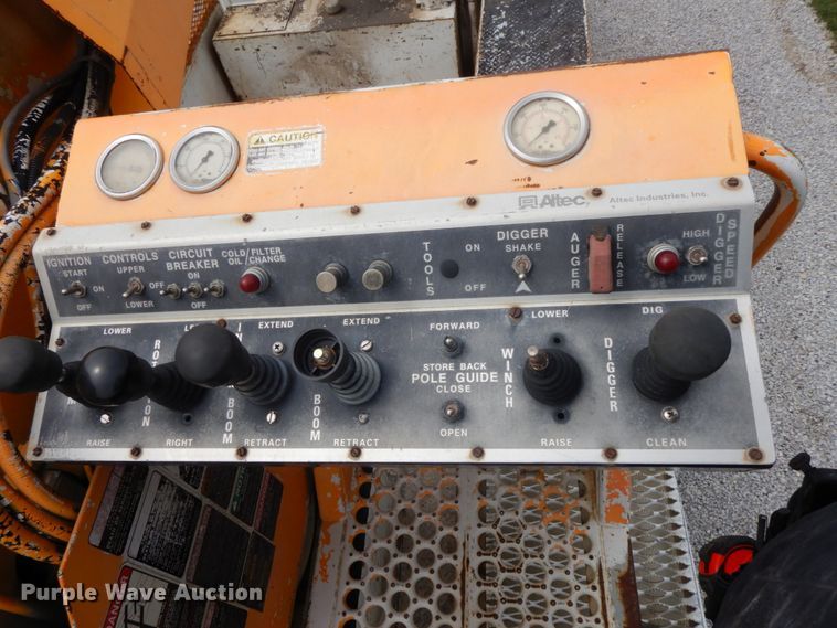 image for item IL9252 1998 Freightliner FL80  digger derrick truck