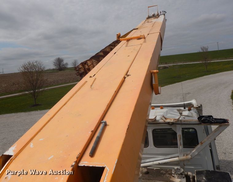 image for item IL9252 1998 Freightliner FL80  digger derrick truck