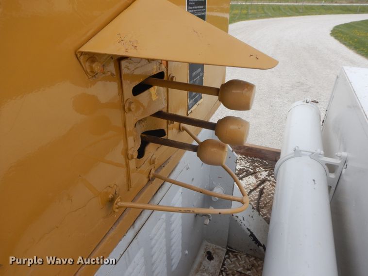 image for item IL9253 1994 GMC TopKick C6500  bucket truck