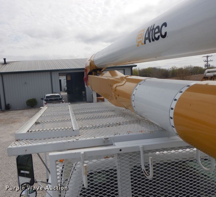 image for item IL9253 1994 GMC TopKick C6500  bucket truck