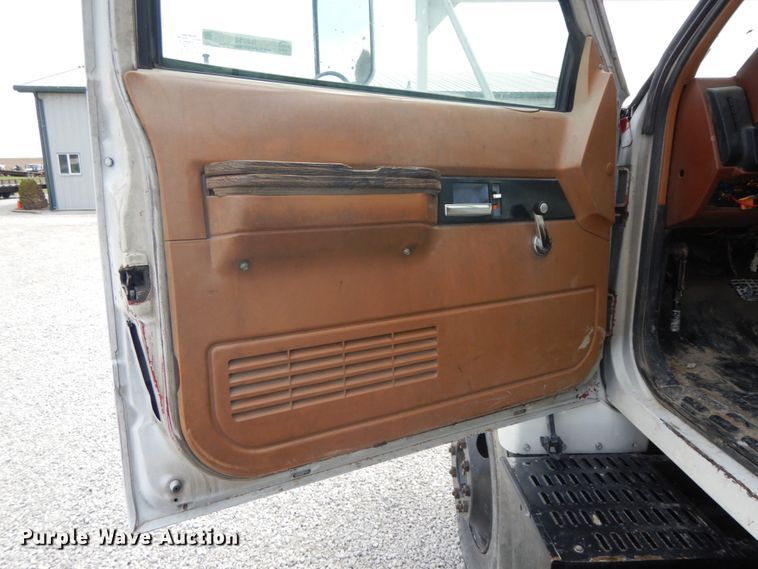 image for item IL9253 1994 GMC TopKick C6500  bucket truck