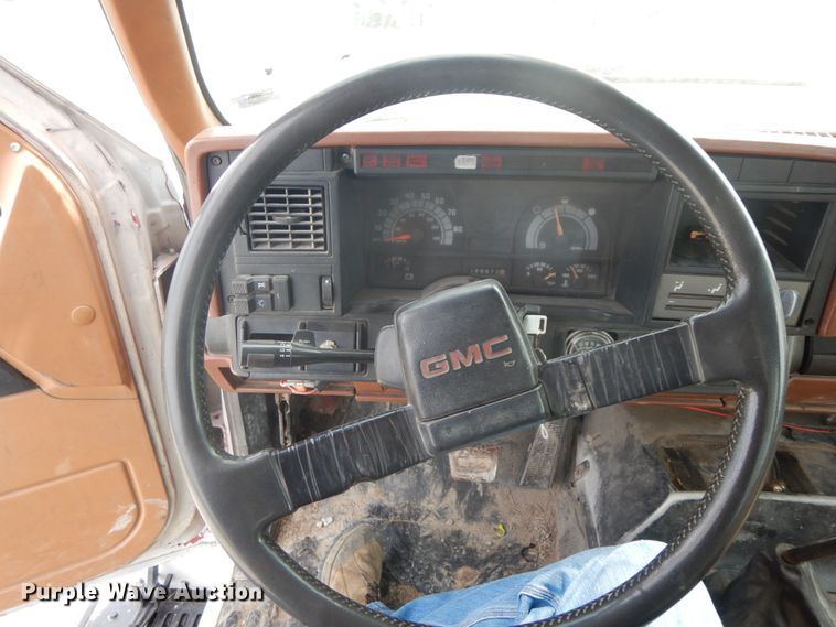 image for item IL9253 1994 GMC TopKick C6500  bucket truck