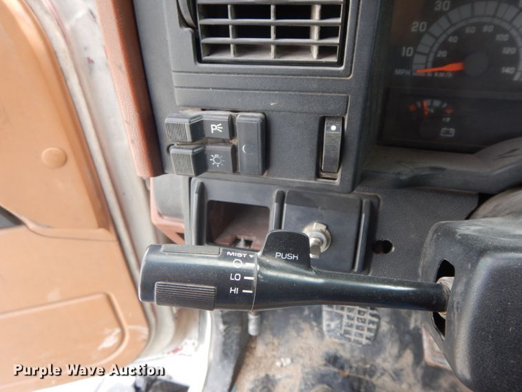 image for item IL9253 1994 GMC TopKick C6500  bucket truck