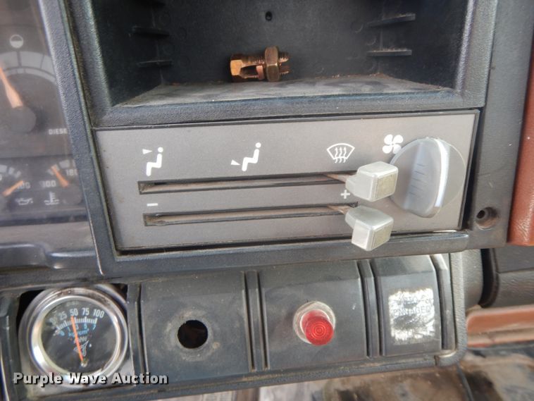 image for item IL9253 1994 GMC TopKick C6500  bucket truck