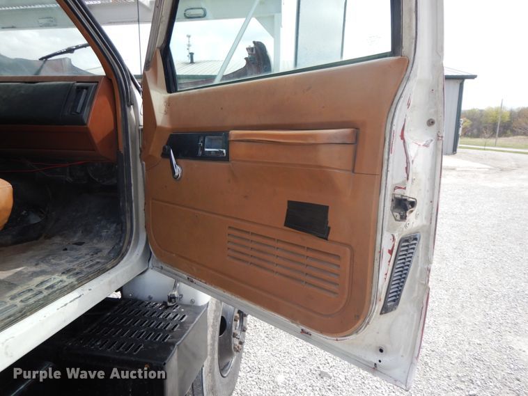 image for item IL9253 1994 GMC TopKick C6500  bucket truck