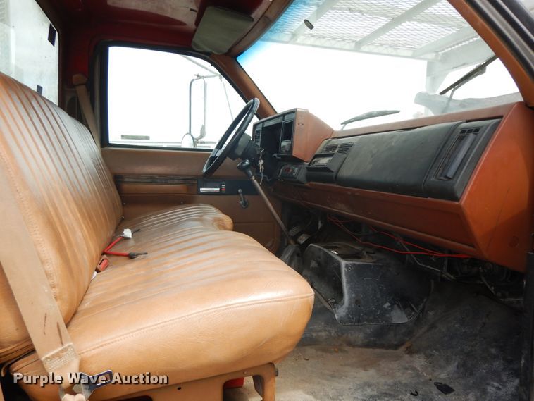 image for item IL9253 1994 GMC TopKick C6500  bucket truck