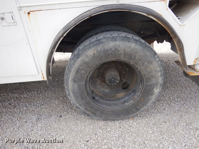 image for item IL9253 1994 GMC TopKick C6500  bucket truck