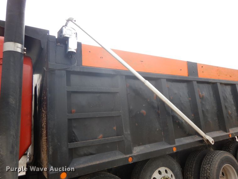 image for item IL9255 2000 Peterbilt 379  dump truck