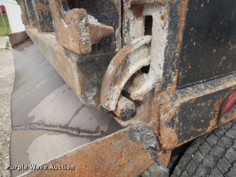 image for item IL9255 2000 Peterbilt 379  dump truck