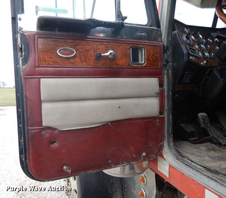 image for item IL9255 2000 Peterbilt 379  dump truck