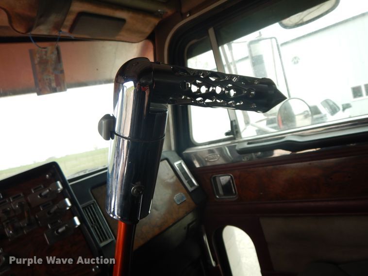 image for item IL9255 2000 Peterbilt 379  dump truck