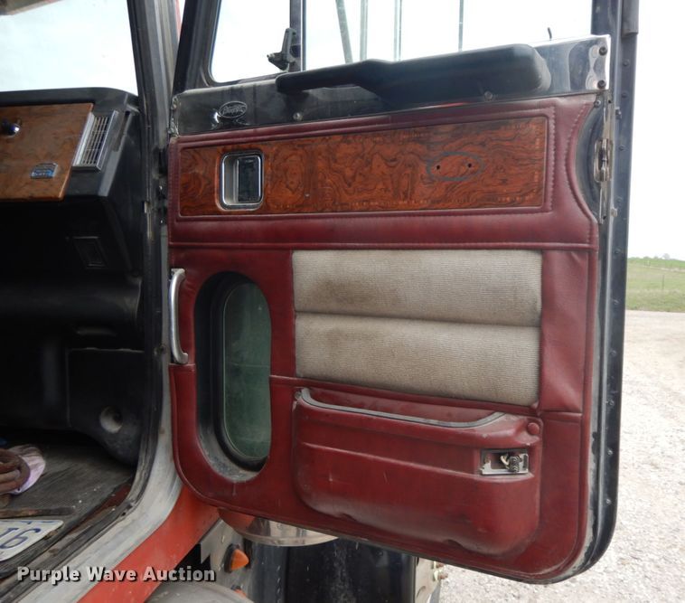 image for item IL9255 2000 Peterbilt 379  dump truck