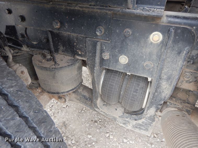 image for item IL9255 2000 Peterbilt 379  dump truck