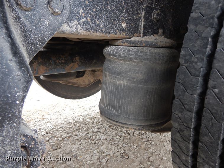 image for item IL9255 2000 Peterbilt 379  dump truck