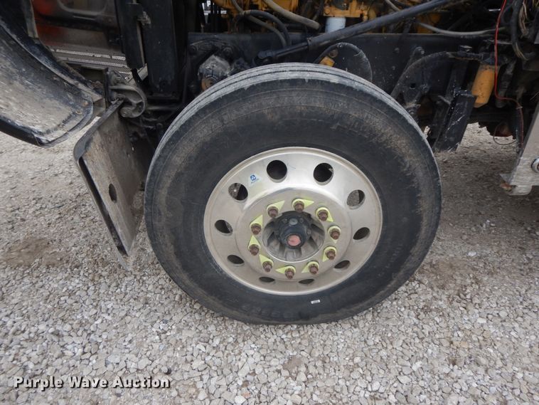 image for item IL9255 2000 Peterbilt 379  dump truck