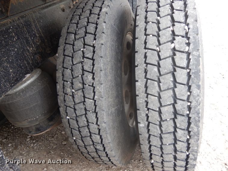 image for item IL9255 2000 Peterbilt 379  dump truck