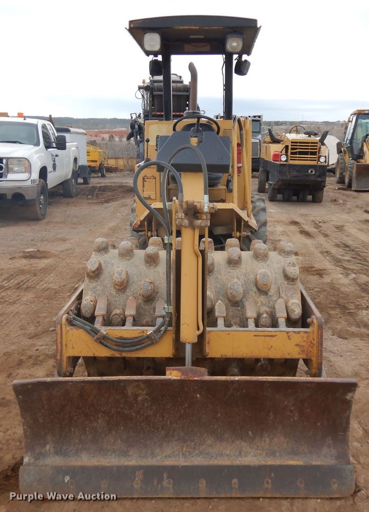 image for item IP9163 1996 Caterpillar CP-323C  single drum vibratory roller