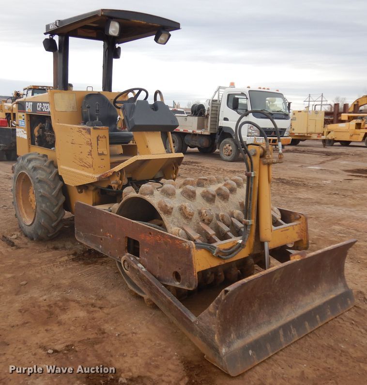 image for item IP9163 1996 Caterpillar CP-323C  single drum vibratory roller