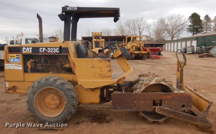 image for item IP9163 1996 Caterpillar CP-323C  single drum vibratory roller